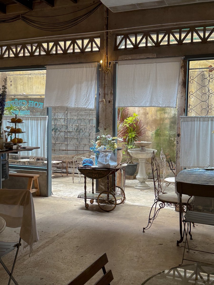 𝑲𝒐𝒉 𝑪𝒓𝒆𝒑𝒆𝒓𝒊𝒆 ⛲️🦢
               คาเฟ่เครปสุดวินเทจย่านทรงวาด การตกแต่งฟีลปารีเซียง ไวบ์ดีมาก โทนสีฟ้า มีอ่างน้ำพุดอกไม้ น่ารัก เมนูมีเครปหอมๆ วาฟเฟิล อร่อยเลย เครื่องดื่มก็ดียยยทั้งช็อคโกแลต และกาแฟ ถ่ายรูปคิ้วท์ฝุดๆ
              • ทรงวาด , bkk 🫓🫧