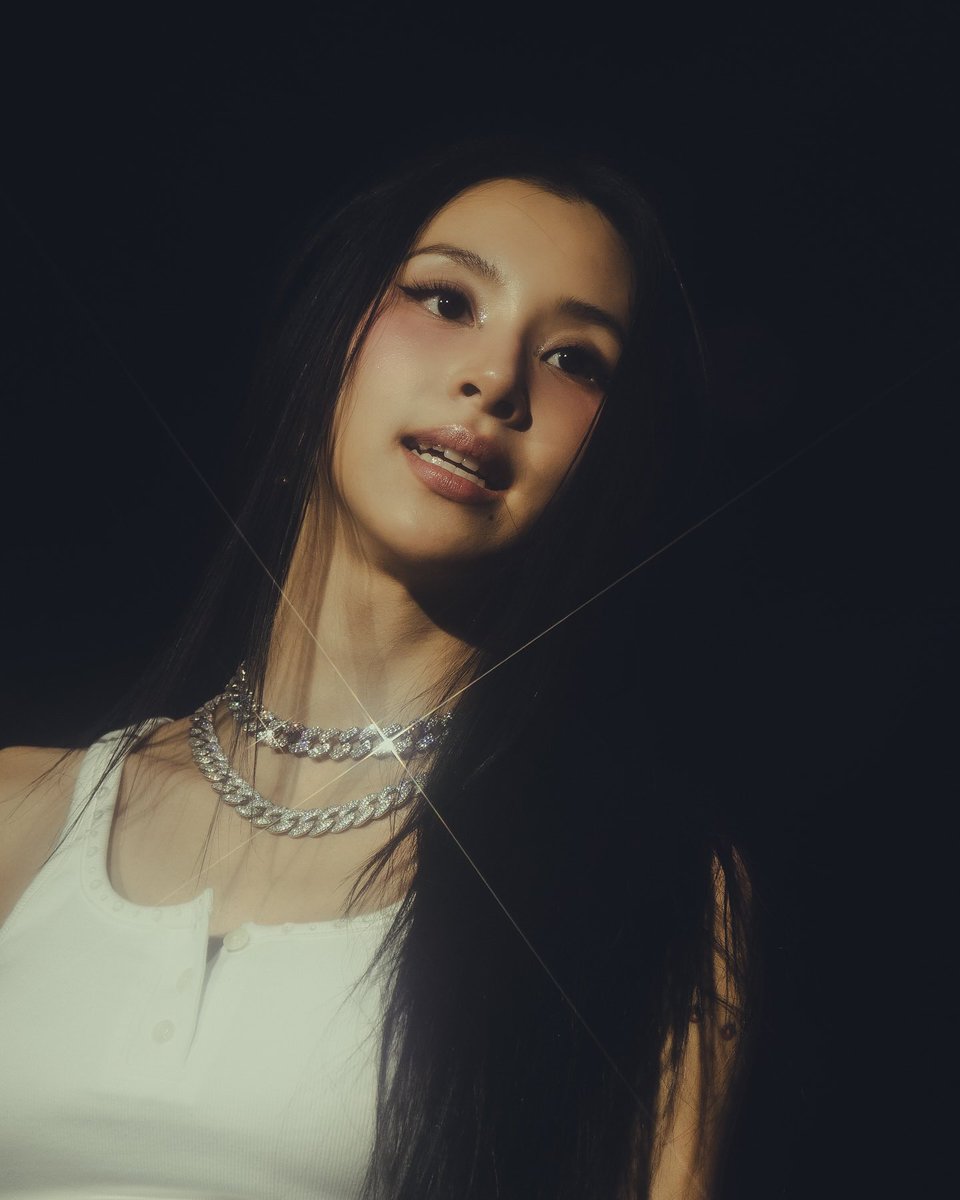 display this photo of lolla chaeyoung at a museum, just WOW…