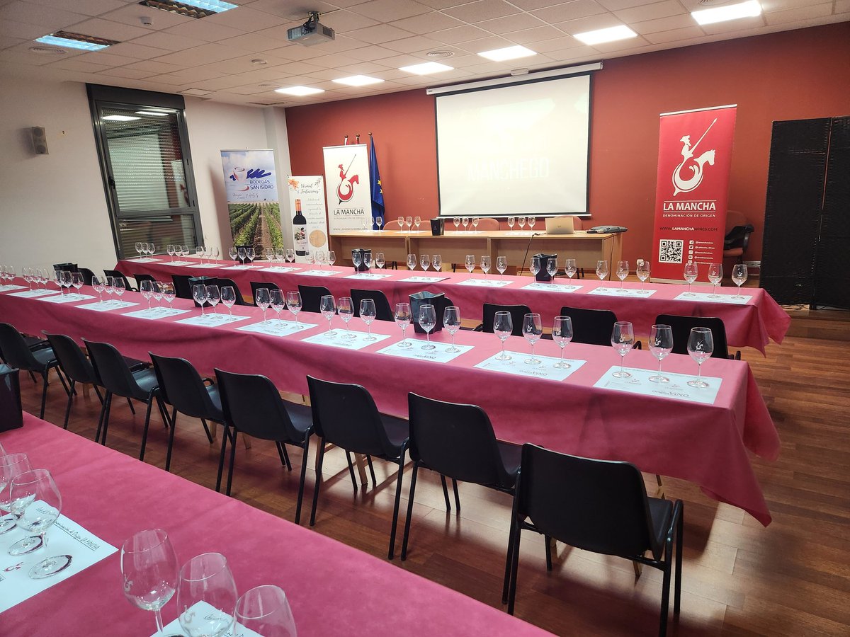 Todo preparado para la cata maridada de #VinoyQueso con #DenominacióndeOrigen #LaMancha en #PedroMuñoz (Ciudad Real) con motivo de sus fiestas