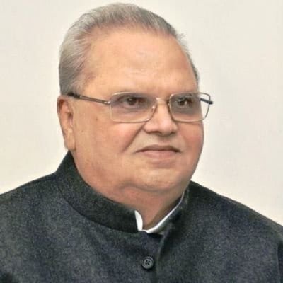 Randeep Singh Surjewala (@rssurjewala) on Twitter photo рдкреВрд░реНрд╡ рд░рд╛рдЬреНрдпрдкрд╛рд▓ рд╢реНрд░реА рд╕рддреНрдпрдкрд╛рд▓ рдорд▓рд┐рдХ рдЬреА рдХреЗ рдирд┐рдзрди рдХрд╛ рд╕рдорд╛рдЪрд╛рд░ рдЕрддреНрдпрдВрдд рджреБрдГрдЦрдж рд╣реИред
рдЧрд╛рдВрд╡,рдЦреЗрдд,рдЦрд▓рд┐рд╣рд╛рди,
рдХрд┐рд╕рд╛рди рдХреА рдЖрд╡рд╛рдЬ,рдмреЗрдмрд╛рдХ рд╡реНрдпрдХреНрддрд┐рддреНрд╡ рдХреЗ рд▓рд┐рдП рд╡реЛ рд╣рдореЗрд╢рд╛ рдпрд╛рдж рдХрд┐рдП рдЬрд╛рдПрдВрдЧреЗред
рд╡реЛ рд╕рддреНрддрд╛ рдореЗрдВ рд░рд╣рдХрд░ рд╕рддреНрддрд╛ рд╕реЗ рд╕рд╡рд╛рд▓ рдкреВрдЫрдиреЗ рдХрд╛ рд╕рд╛рд╣рд╕ рд░рдЦрддреЗ рдереЗред
рдИрд╢реНрд╡рд░ рджрд┐рд╡рдВрдЧрдд рдЖрддреНрдорд╛ рдХреЛ рдЕрдкрдиреЗ рд╢реНрд░реА рдЪрд░рдгреЛрдВ рдореЗрдВ рд╕реНрдерд╛рди рджреЗрдВ рдПрд╡рдВ рдЙрдирдХреЗ рд╕рдорд░реНрдердХреЛрдВ рдкреВрд░реНрд╡ рд░рд╛рдЬреНрдпрдкрд╛рд▓ рд╢реНрд░реА рд╕рддреНрдпрдкрд╛рд▓ рдорд▓рд┐рдХ рдЬреА рдХреЗ рдирд┐рдзрди рдХрд╛ рд╕рдорд╛рдЪрд╛рд░ рдЕрддреНрдпрдВрдд рджреБрдГрдЦрдж рд╣реИред
рдЧрд╛рдВрд╡,рдЦреЗрдд,рдЦрд▓рд┐рд╣рд╛рди,
рдХрд┐рд╕рд╛рди рдХреА рдЖрд╡рд╛рдЬ,рдмреЗрдмрд╛рдХ рд╡реНрдпрдХреНрддрд┐рддреНрд╡ рдХреЗ рд▓рд┐рдП рд╡реЛ рд╣рдореЗрд╢рд╛ рдпрд╛рдж рдХрд┐рдП рдЬрд╛рдПрдВрдЧреЗред
рд╡реЛ рд╕рддреНрддрд╛ рдореЗрдВ рд░рд╣рдХрд░ рд╕рддреНрддрд╛ рд╕реЗ рд╕рд╡рд╛рд▓ рдкреВрдЫрдиреЗ рдХрд╛ рд╕рд╛рд╣рд╕ рд░рдЦрддреЗ рдереЗред
рдИрд╢реНрд╡рд░ рджрд┐рд╡рдВрдЧрдд рдЖрддреНрдорд╛ рдХреЛ рдЕрдкрдиреЗ рд╢реНрд░реА рдЪрд░рдгреЛрдВ рдореЗрдВ рд╕реНрдерд╛рди рджреЗрдВ рдПрд╡рдВ рдЙрдирдХреЗ рд╕рдорд░реНрдердХреЛрдВ