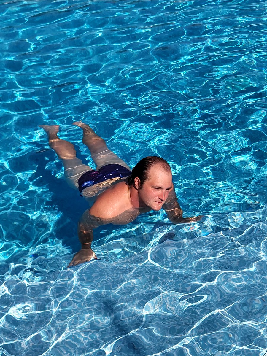 sconce_tyler's tweet photo. Chilling at the pool https://t.co/YvKokgcbw8