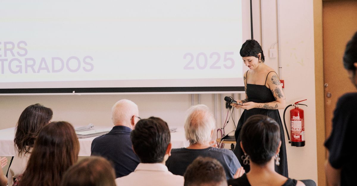 🎓 Celebramos en Bosc la Graduación de la promoción 2025 de másters y posgrados de Eina, con más de 200 personas.

🎨 En la jornada inauguramos la expo Ilustración en Eina, abierta hasta el 15/09 (cerrado en agosto).

+ info: eina.cat/es/blog/acto-d…

Foto: Anne Roig