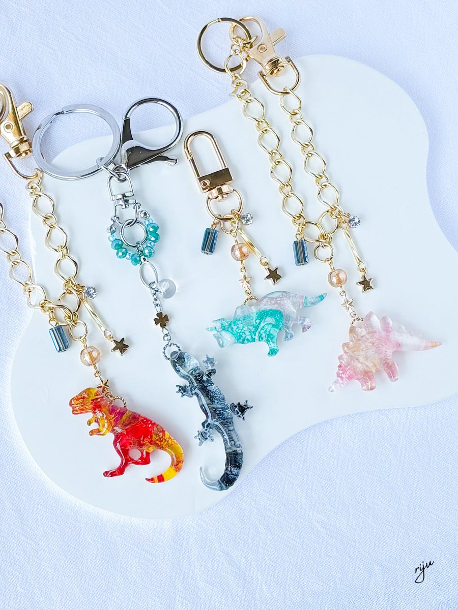 沢山のオーダーをいただきありがとうございます💖

この度シルバーパーツのご用意が遅くなってしまい大変ご迷惑をお掛けしてしまいました。
今後このような事がないよう精進して参ります。

シルバーのトカゲとビーズをブラックに変更したピアス、カッコよく仕上がりました✨

minne.com/@riju-e