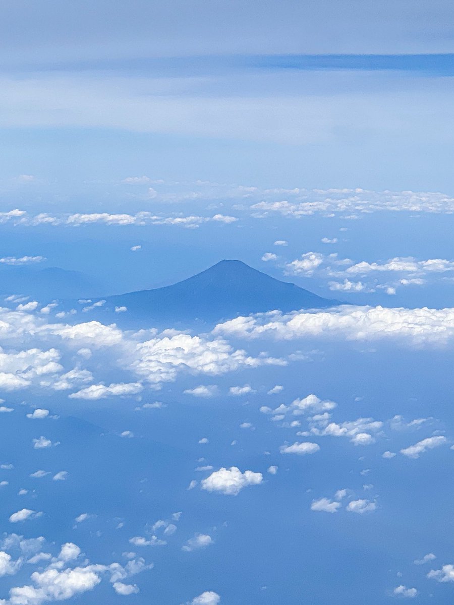 EVOX_10969's tweet photo. 帰りの飛行機は大阪万博と富士山見えた https://t.co/4eRylTeaYr