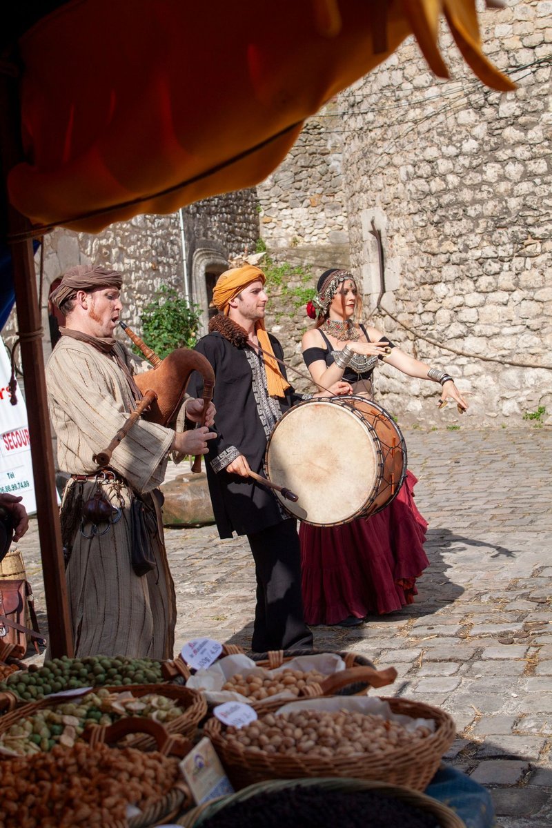 🎵 𝗕𝗶𝗹𝗱 𝗱𝗲𝘀 𝗧𝗮𝗴𝗲𝘀 (𝟱. 𝗔𝘂𝗴): Orientalisch-mittelalterliche Musiker bei Les Medievales de Nemours 2013 – direkt an meinem „Saladins Spezereyen“-Stand. Dudelsack, Trommeln &amp; Gewürze für eure Ohren und Sinne! 🪘✨ #Mittelalter #Festival #LesMedievalesDeNemours