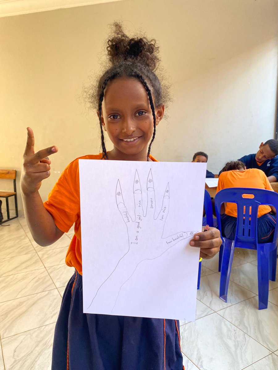 FacesUpUganda's tweet photo. Last week, @CleverNins86503 joined the students under the art club at Tesfa Eritrea, refugee Nursery and Primary school.
As part of the #Arts4Educators program, in partnership with @SatArtClass and supported by @Some1ElsesChild children access weekly art sessions that support their social, emotional, and learning needs.
Last week's session invited the children to draw and write affirmations about themselves as a step to help them build self-confidence, acceptance and appreciation.
#FacesUp #artseducation