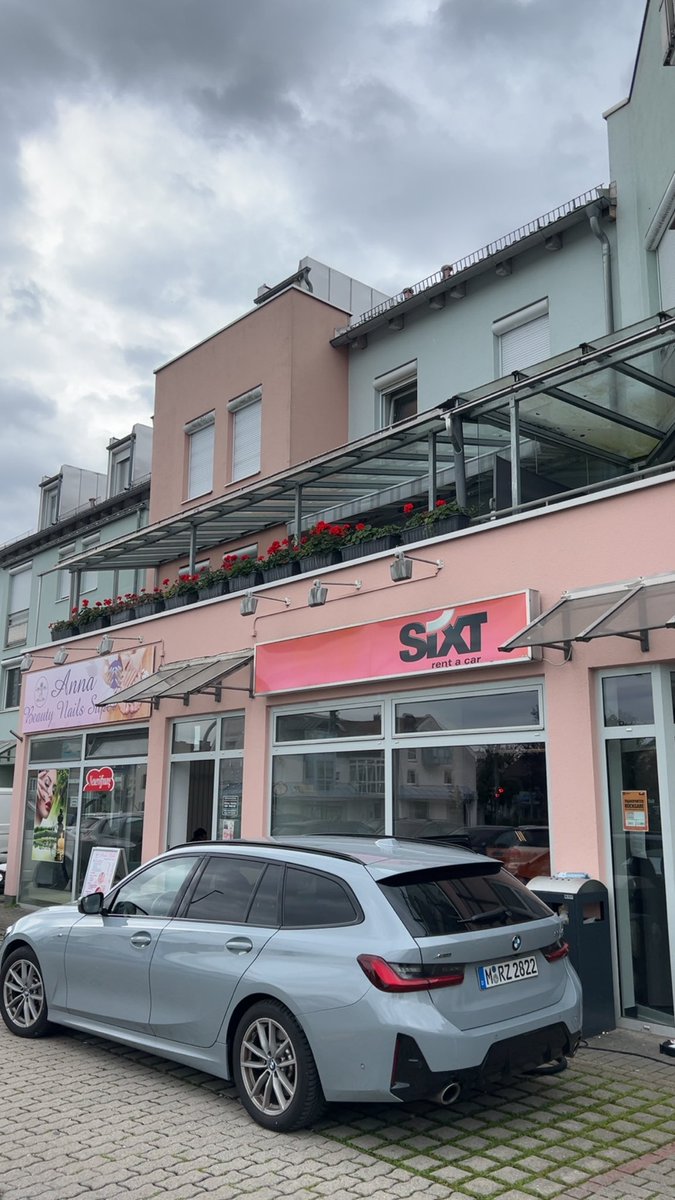 ما اعرف اللي اكتشف فرق الاسعار الخيالي في قرية Freilassing عن سالزبورغ بالذات للسيارات العائلية لكنه شخص عظييم جدا وفر علينا كثييير  

هذا موقع مكتب Sixt في القرية وقريب منه يوروب كار 

maps.app.goo.gl/GyFJpZWciV6Grg…