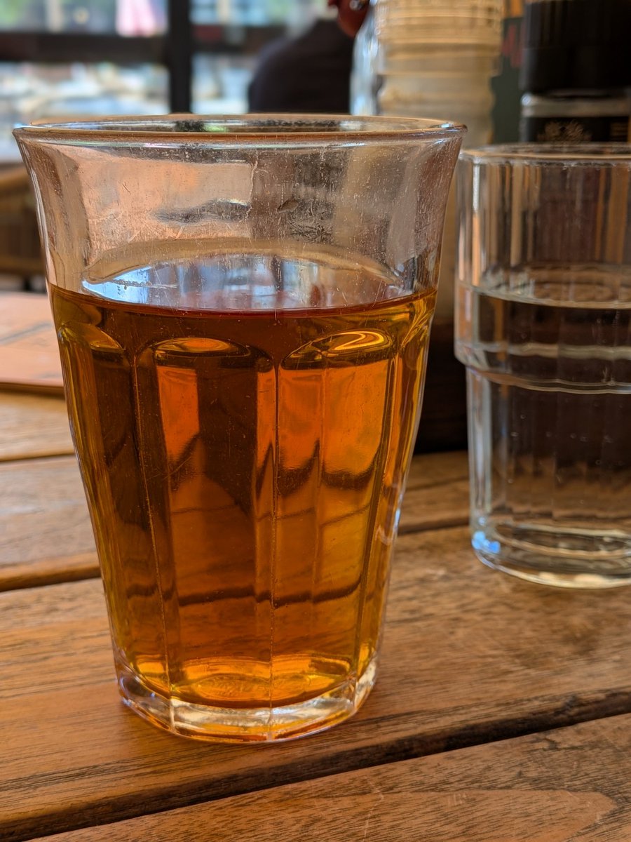 Glas rooibosthee buiten de deur nadat ik een paar boodschapjes heb gedaan. Vanmiddag weer een uurtje taalcoachen in de bieb. Buitenlandse mevrouw is blij met mijn hulp. #treatyourself #volunteerwork #enjoyyourday