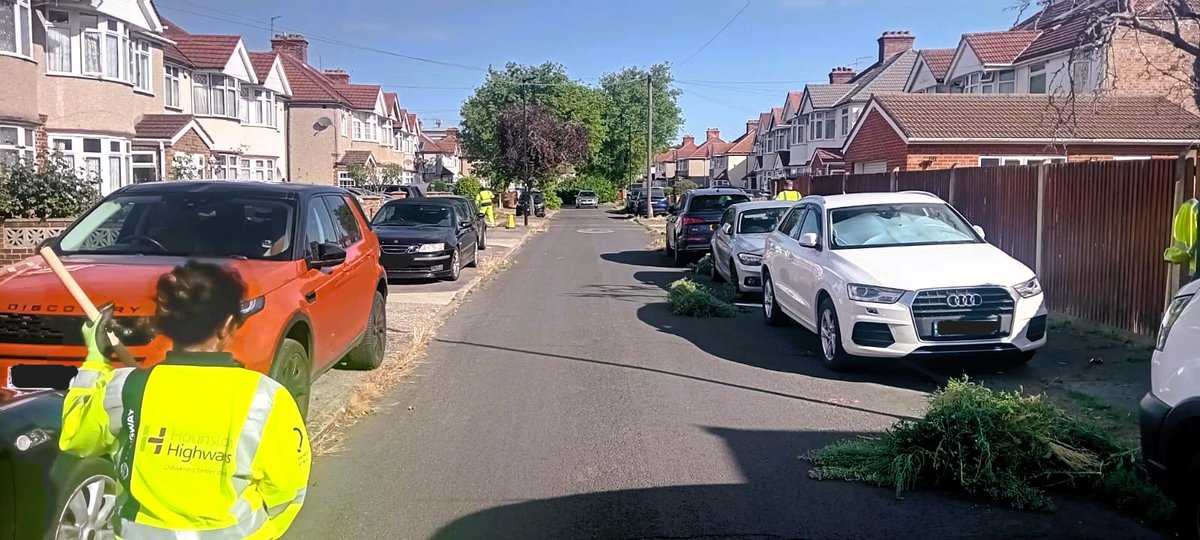 Hounslow Highways (@hounslowhways) on Twitter photo 🌿 Our teams are out and about tackling weeds in Beresford Gardens, Linslade Close, Hibernia Gardens & Yew Tree Walk! #HounslowHighways #StreetCare #CommunityPride <a href="/LBofHounslow/">Hounslow Council</a> 🌿 Our teams are out and about tackling weeds in Beresford Gardens, Linslade Close, Hibernia Gardens & Yew Tree Walk! #HounslowHighways #StreetCare #CommunityPride <a href="/LBofHounslow/">Hounslow Council</a>