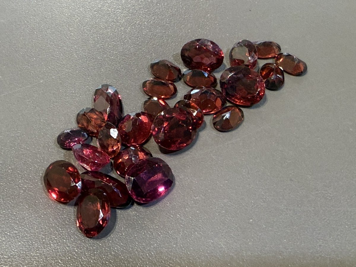 【宝石プレゼントキャンペーン】

この写真のルースケースの中に、
実は“トルマリン(ルベライト)”が1つだけ紛れ込んでいます💎

正解した方の中から抽選で3名様に、
この中の美しいルースをプレゼント✨

▼参加方法
✅RT &amp; フォロー
✅この投稿に「トルマリンは何番か」コメント