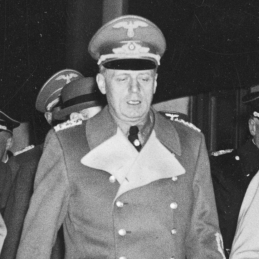 リッベントロップとかいう、描き手にとっての鬼門。
服装のバリエーション多すぎ、勲章の種類多すぎ、制服のディティールが複雑すぎ。