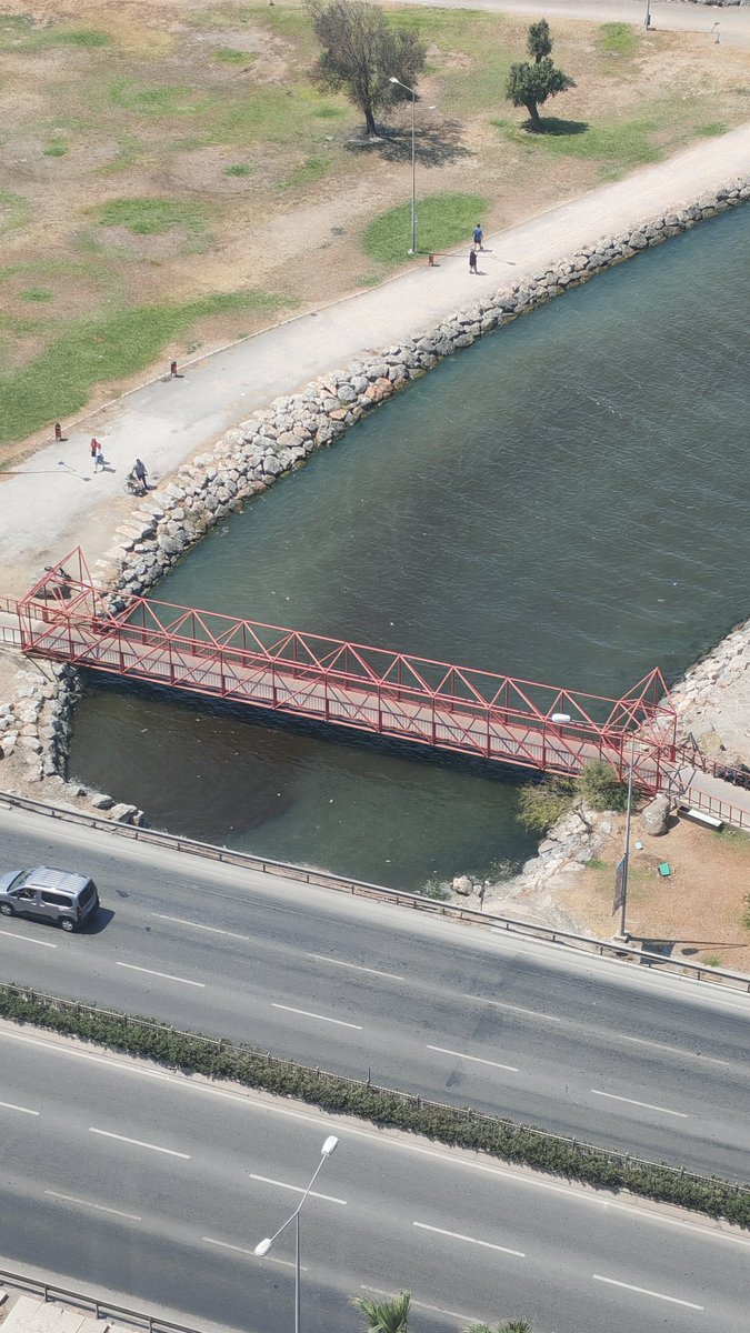 Megapol tower'dan manzara. Körfeze ne akıyor acaba, rengi nefis.
Büyükşehir arıtma falan paylaşıp duruyor ama derelerden gelen su bu...