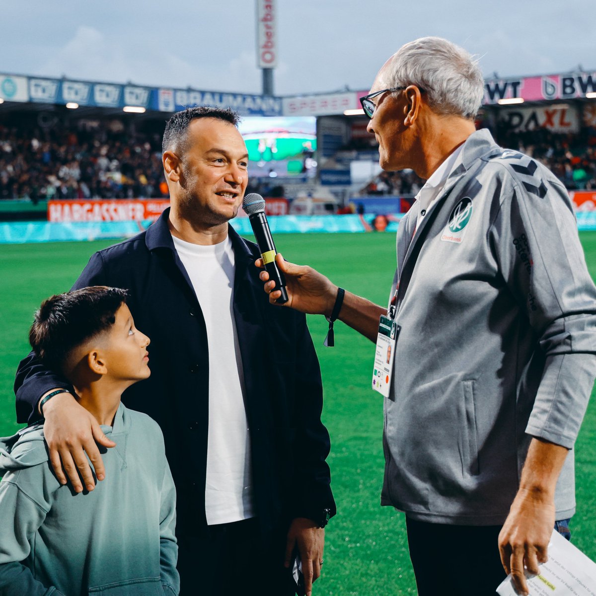 Hamdi #Salihi zu Gast beim Heimspiel gegen Salzburg 👏🏻⚫🟢

Der ehemalige SVR-Stürmer hat uns beim Saisonstart im Stadion besucht und stellte sich in der Halbzeit für ein Interview zur Verfügung. 🏟️🎤

Schön, dass du da warst! 🤩

#svried #seit1912 #desismeiverein