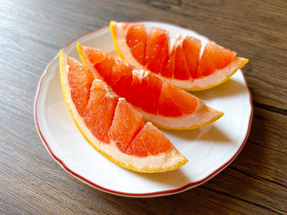 k30854's tweet image. グレープフルーツは安定的に安いです🎯日本人は塩分多寡で高血圧と言われるので、低カロリーで食物繊維が多い本種を健康目的で頂くのも良いかもしれません👍札についてるのは皮に使った農薬😊シッカリ表示してくれてますね問題にはならないのでご安心を🙃
#グレープフルーツ
#おうちスイーツ
#健康食品