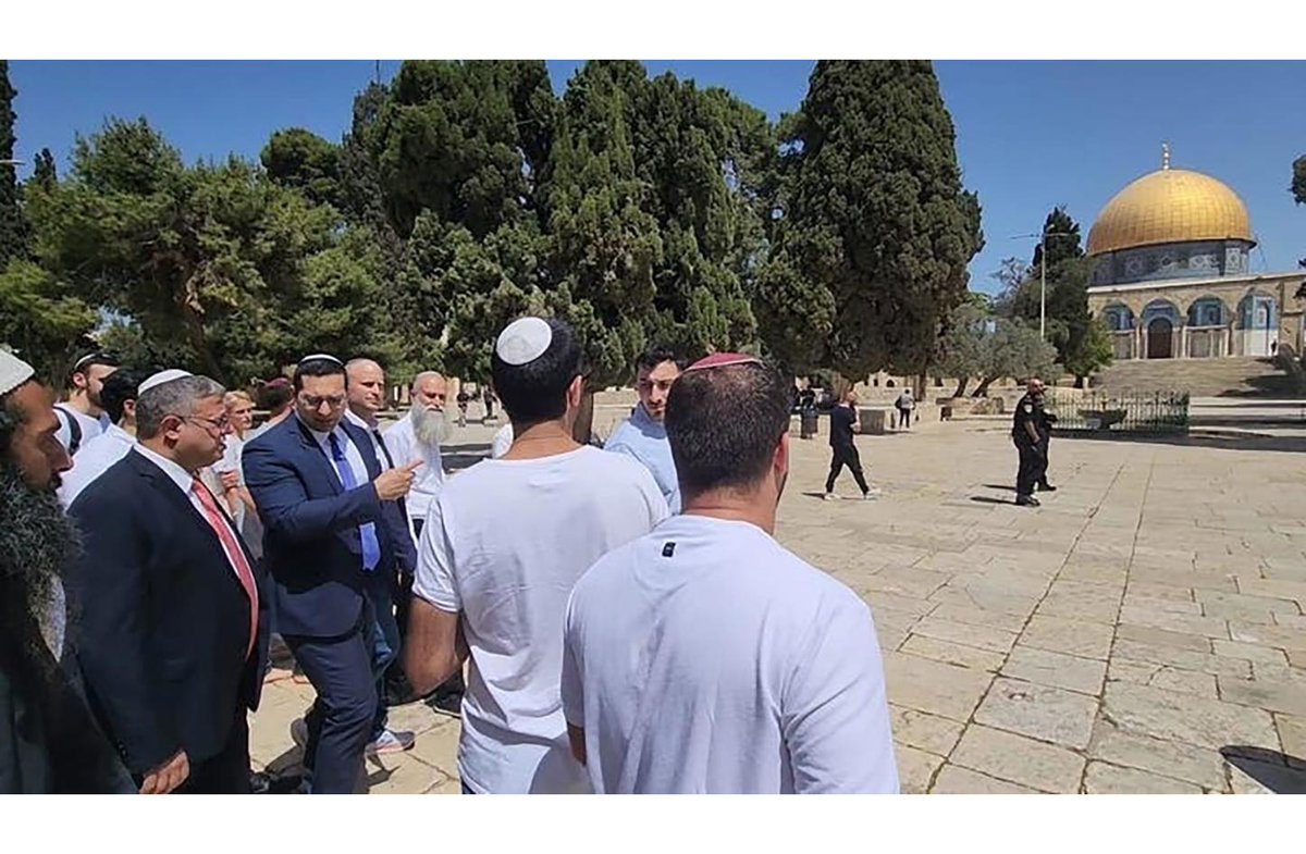 بن غفیر د "هیکل د ورانېدو" په مناسبت پر مسجد الاقصی یرغل وکړ!

د يهودي دولت تر ټولو تندلاري او ترهګر وزیر ایتمار بن غفیر د یکشنبې په ورځ د مسجد الاقصى پر انګړ یرغل وکړ او هلته یې د مېشت کېدونکو یهودي تندلارو په ملتیا تلمودي مراسم ترسره کړل. د مسلمانانو په دريم مقدس مسجد باندې د