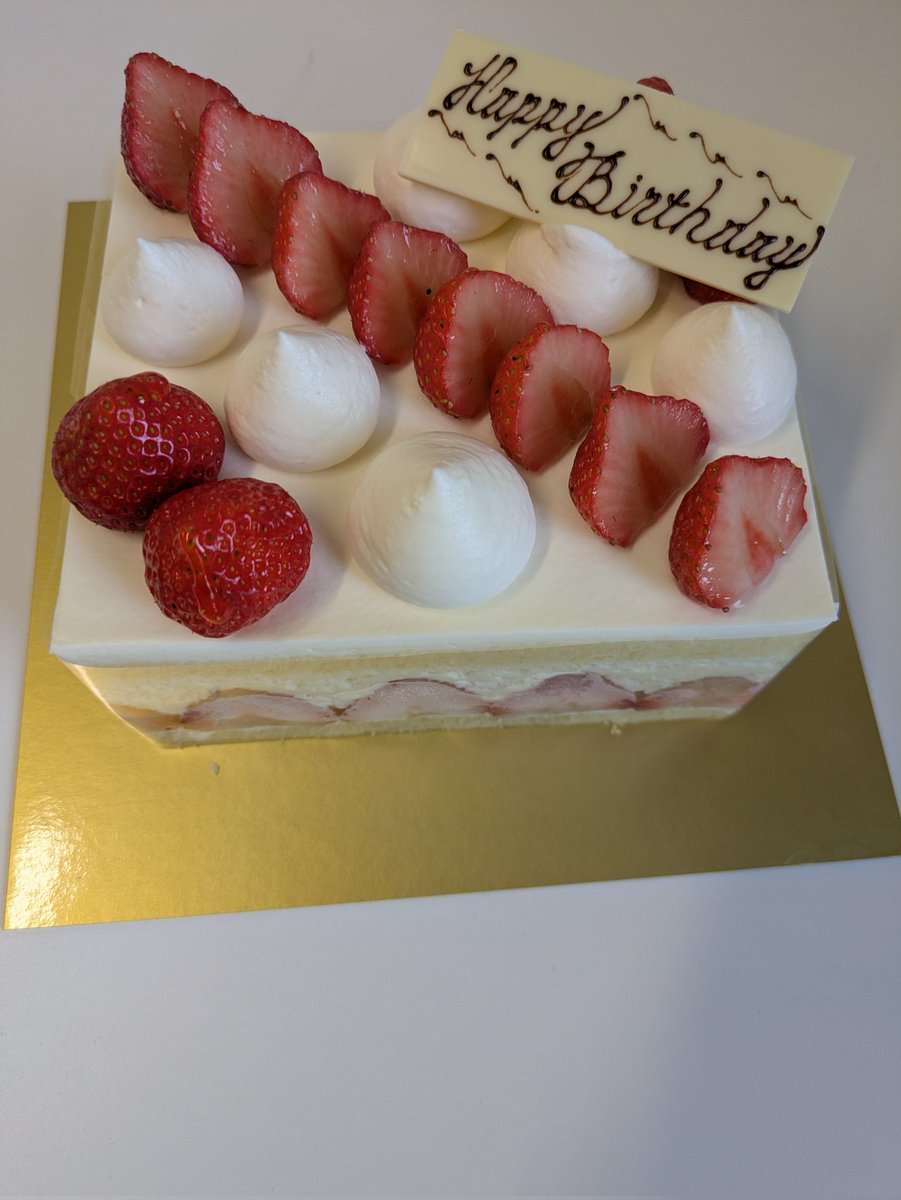 ご来社頂いたお客様から誕生日ケーキを頂きました！
JPYCみんなで頂きます。