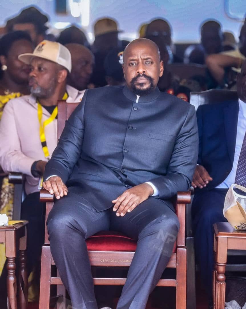 Hello comrades,
It costs you nothing to retweet and like this picture.
After Drop your handle and we follow you back, Thank you!
Cc Afande CDF Gen <a href="/mkainerugaba/">Muhoozi Kainerugaba</a>