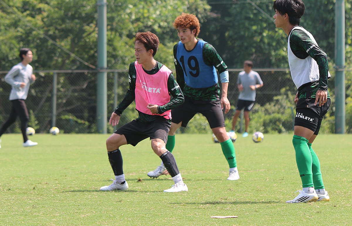 本日は公開トレーニング取材📷

新加入の寺沼選手、井上選手、平尾選手に加え、ユース2選手も参加✅

今季ここまでで最も過酷な暑さ🥵でしたが、中断明け初戦へ強度の高いプレーが目立っていました🏃‍♂️

#東京ヴェルディ
#verdy