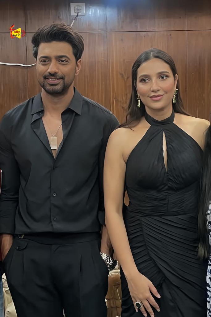 এই ফ্রেমটারই অপেক্ষায় ছিল সবাই এতদিন! ধুমকেতু দেব শুভশ্রীকে আবার একই ফ্রেমে বেঁধে দিল। অনেকে বলে দেবের সঙ্গে নাকি শুভশ্রীকেই সবথেকে ভালো মানায়! তোমাদের কী মতামত জানাতে ভুলো না। 

<a href="/idevadhikari/">Dev</a> <a href="/subhashreesotwe/">Subhashree Ganguly</a>
#Dhumketu #Black #gratitude