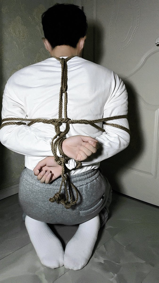 乖巧1m之“0的跪姿”
因为“cos0”=1