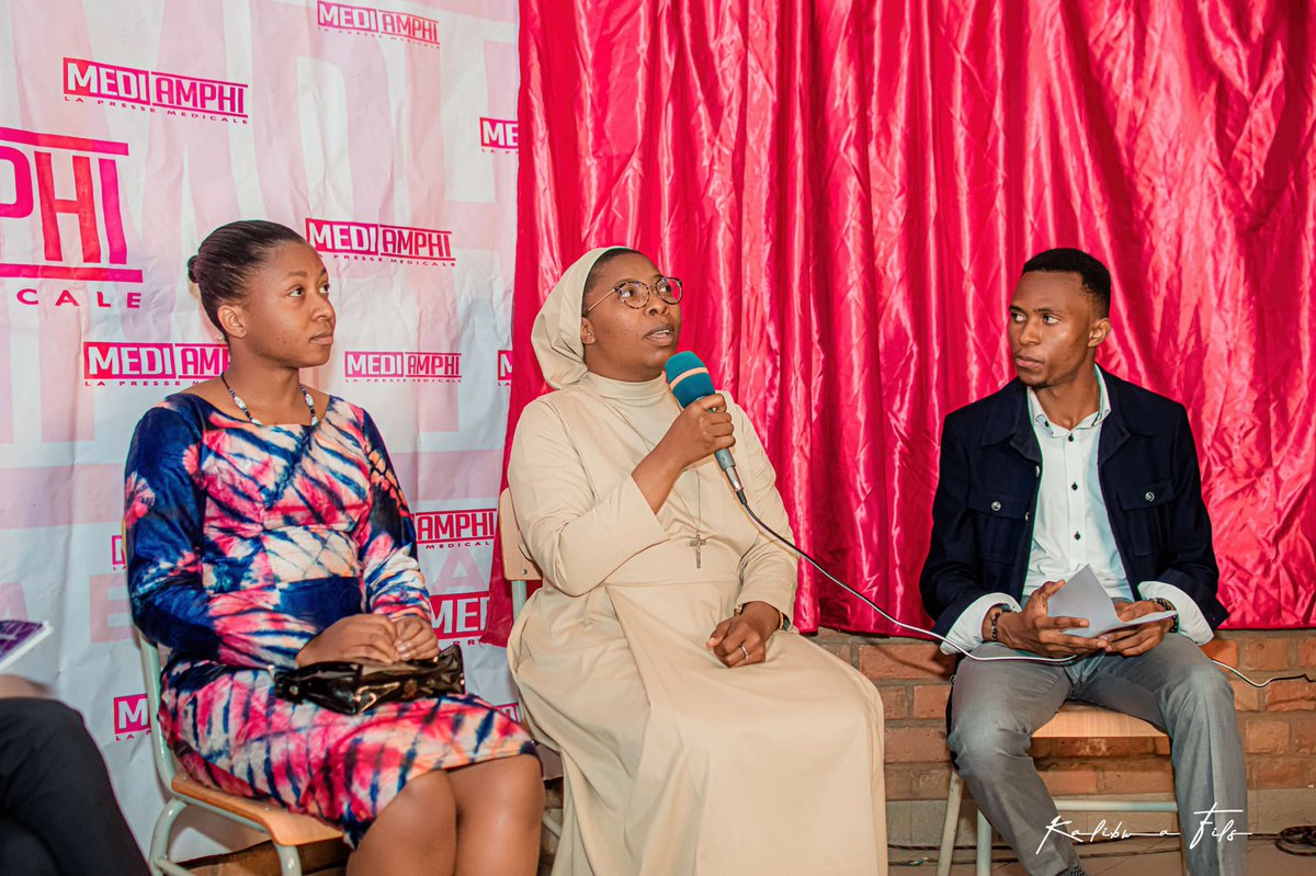 ElvisNymeS's tweet image. Unies par la blouse, portées par la passion.
Merci à la @facmed @ucbukavu pour l’organisation de la belle cérémonie en hommage à la femme médecin 👩🏽‍⚕️✨
Un moment d’inspiration, de sororité et de fierté.
Même blouse, même chance, même excellence !
#FemmeMédecin #Doc2 #Inspiration