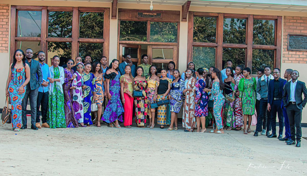 ElvisNymeS's tweet image. Unies par la blouse, portées par la passion.
Merci à la @facmed @ucbukavu pour l’organisation de la belle cérémonie en hommage à la femme médecin 👩🏽‍⚕️✨
Un moment d’inspiration, de sororité et de fierté.
Même blouse, même chance, même excellence !
#FemmeMédecin #Doc2 #Inspiration