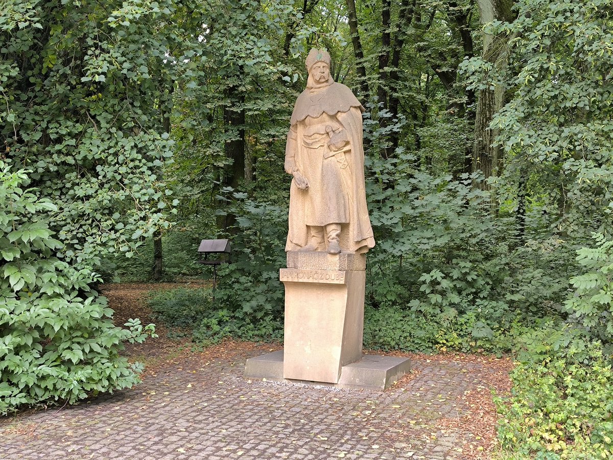 Je to tvář Otomara Korbeláře, filmového (1947) Jana Roháče z Dubé? Podmanivý lesk očí je nad možnosti pískovce i síly Aloise Sopra. Dřív než ve stínu Hvězdy stával do r.1966 na Staroměstském náměstí. Tam ale r.1437 Roháče nepověsili. Na to byla šibenice na Žižkově.
#PrazskeKameny