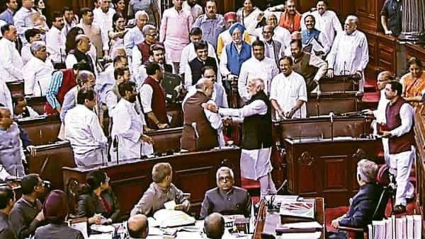 6 साल पहले... 5 अगस्त 2019!  

राज्यसभा में #Article370 के निरस्त होने के कुछ मिनट बाद संसद के दृश्य।  प्रधानमंत्री <a href="/narendramodi/">Narendra Modi</a> जी ने गृहमंत्री <a href="/AmitShah/">Amit Shah</a> जी की प्रशंसा की!  

यह केवल प्रधानमंत्री की पीठ थपथपाई नहीं थी, बल्कि यह पूरे राष्ट्र की ओर से मोता भाई को गर्व भरी शाबाशी