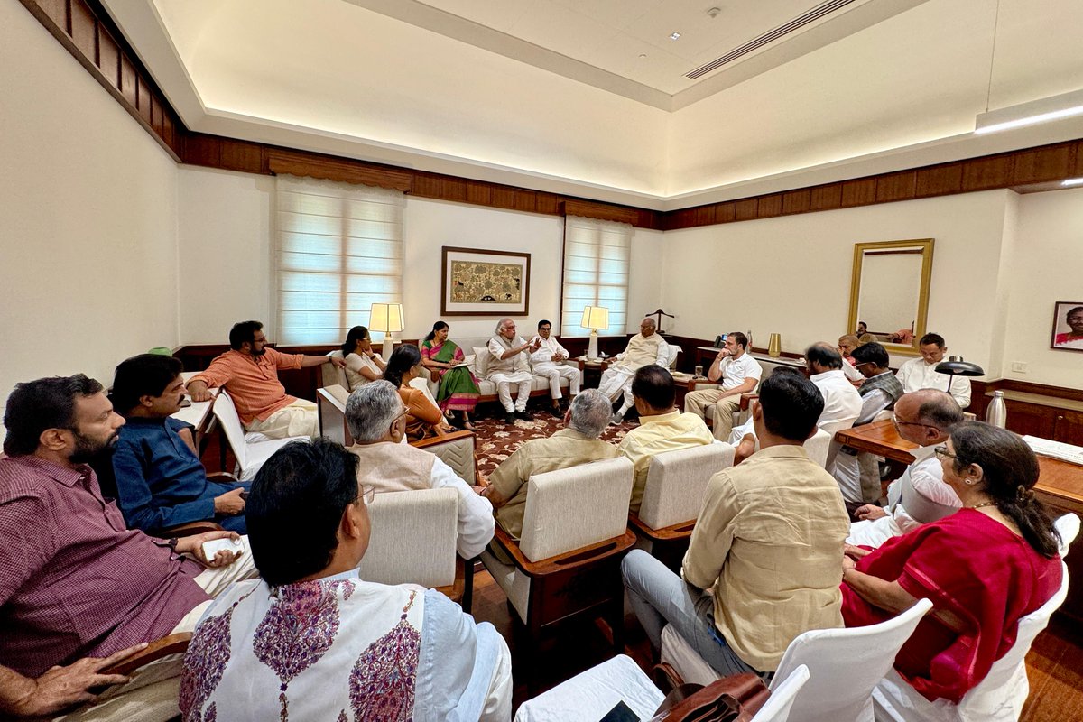 Congress (@incindia) on Twitter photo рдЖрдЬ INDIA рдЧрдардмрдВрдзрди рдХреЗ рдлреНрд▓реЛрд░ рд▓реАрдбрд░реНрд╕ рдХреА рдорд╣рддреНрд╡рдкреВрд░реНрдг рдмреИрдардХ рд╣реБрдИред
рдЗрд╕ рдмреИрдардХ рдореЗрдВ рдХрд╛рдВрдЧреНрд░реЗрд╕ рдЕрдзреНрдпрдХреНрд╖ рд╡ рд░рд╛рдЬреНрдпрд╕рднрд╛ рдореЗрдВ рдиреЗрддрд╛ рдкреНрд░рддрд┐рдкрдХреНрд╖ рд╢реНрд░реА <a href="/kharge/">Mallikarjun Kharge</a>, рдиреЗрддрд╛ рд╡рд┐рдкрдХреНрд╖ рд╢реНрд░реА <a href="/RahulGandhi/">Rahul Gandhi</a> рдХреЗ рд╕рд╛рде INDIA рдЧрдардмрдВрдзрди рдХреЗ рд╕рд╛рдВрд╕рдж рдореМрдЬреВрдж рд░рд╣реЗред
ЁЯУН рдирдИ рджрд┐рд▓реНрд▓реА рдЖрдЬ INDIA рдЧрдардмрдВрдзрди рдХреЗ рдлреНрд▓реЛрд░ рд▓реАрдбрд░реНрд╕ рдХреА рдорд╣рддреНрд╡рдкреВрд░реНрдг рдмреИрдардХ рд╣реБрдИред
рдЗрд╕ рдмреИрдардХ рдореЗрдВ рдХрд╛рдВрдЧреНрд░реЗрд╕ рдЕрдзреНрдпрдХреНрд╖ рд╡ рд░рд╛рдЬреНрдпрд╕рднрд╛ рдореЗрдВ рдиреЗрддрд╛ рдкреНрд░рддрд┐рдкрдХреНрд╖ рд╢реНрд░реА <a href="/kharge/">Mallikarjun Kharge</a>, рдиреЗрддрд╛ рд╡рд┐рдкрдХреНрд╖ рд╢реНрд░реА <a href="/RahulGandhi/">Rahul Gandhi</a> рдХреЗ рд╕рд╛рде INDIA рдЧрдардмрдВрдзрди рдХреЗ рд╕рд╛рдВрд╕рдж рдореМрдЬреВрдж рд░рд╣реЗред
ЁЯУН рдирдИ рджрд┐рд▓реНрд▓реА