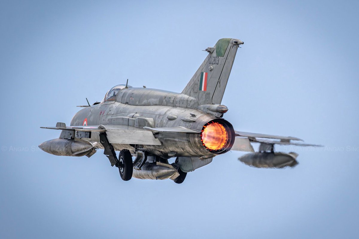 Anchit Gupta (@anchitgupta9) on Twitter photo Famously called the Flying Ferrari, the MiG-21 was India’s first supersonic jet. Of the 800+ MiG-21s flown by the <a href="/IAF_MCC/">Indian Air Force</a> , five engine types powered them. Three license-built by HAL over 40 years. A 🧵on the fire that roared behind the legend.(1/24)
#MiG21Nuggets #IAFHistory Famously called the Flying Ferrari, the MiG-21 was India’s first supersonic jet. Of the 800+ MiG-21s flown by the <a href="/IAF_MCC/">Indian Air Force</a> , five engine types powered them. Three license-built by HAL over 40 years. A 🧵on the fire that roared behind the legend.(1/24)
#MiG21Nuggets #IAFHistory