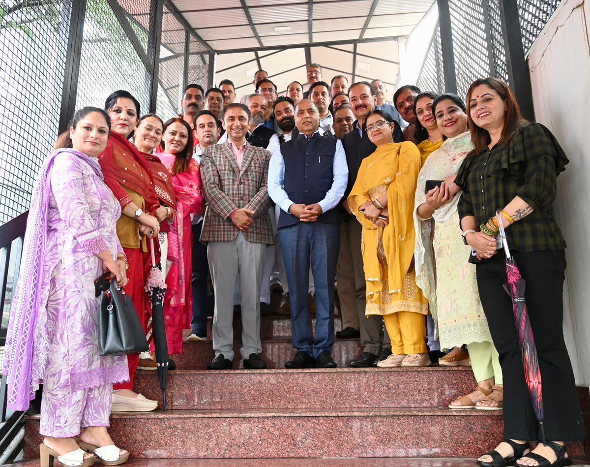 भाजपा शिमला के जिलाध्यक्ष केशव चौहान जी के नेतृत्व में आज शिमला में जिला कार्यकारिणी के नवनिर्वाचित सदस्यों ने शिष्टाचार भेंट की।

सभी नवनिर्वाचित पदाधिकारी अनुभवी व जुझारू हैं, मुझे विश्वास है कि आप सभी पूरी निष्ठा के साथ अपने दायित्वों का बखूबी से निर्वहन करेंगे।

आप सभी को