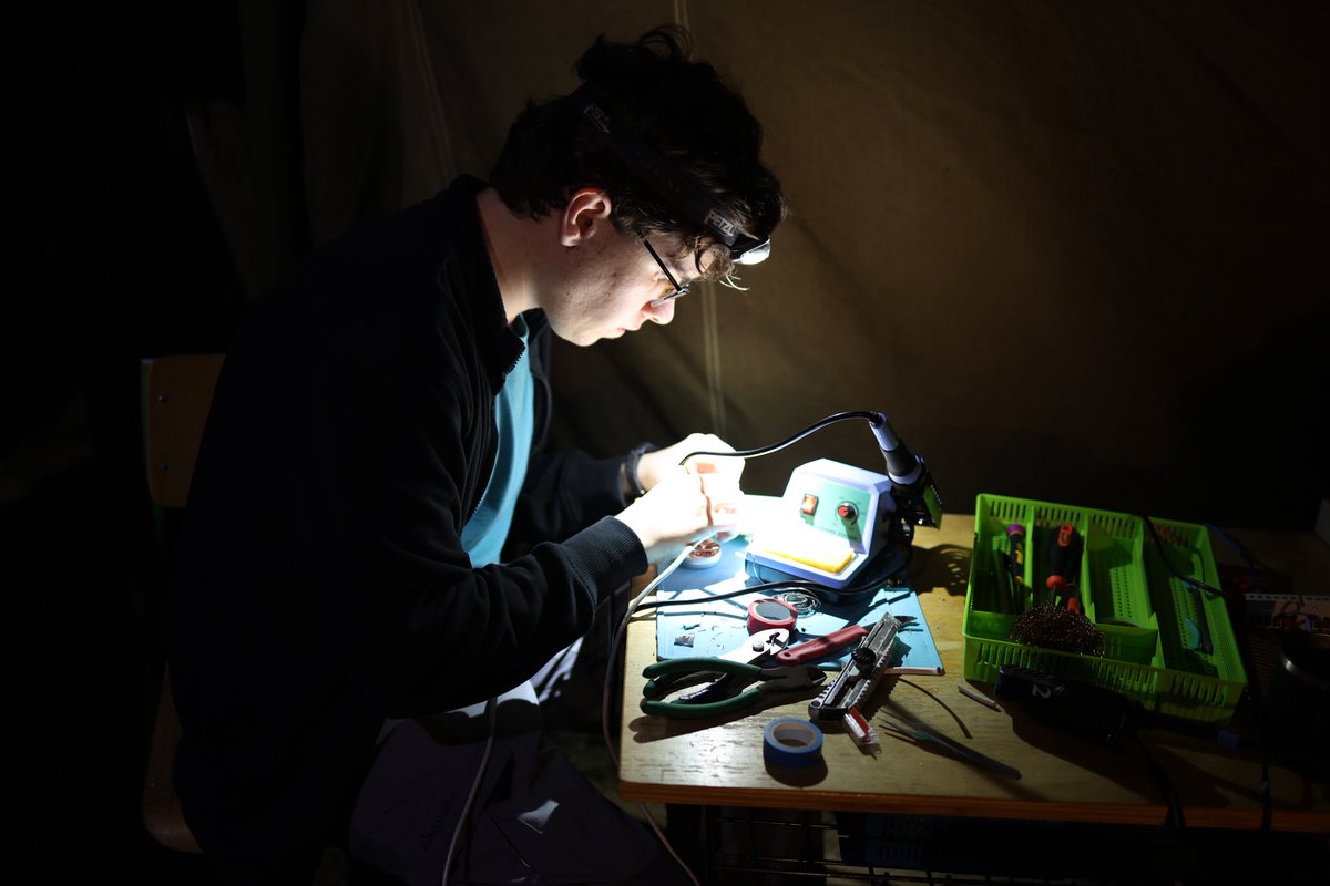 Není boží to noční bastlení? Na #felcamp žádný problém. Máme elektriku a můžeme makat ať je vše na ráno připraveno. <a href="/CVUTFEL/">CVUTFEL</a>