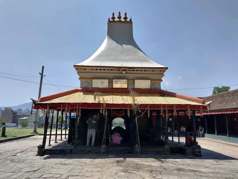 ९० सालको भुकम्प अघि र पछिको
भक्तपुरको ब्रम्हायणी मन्दिरको फोटो । 
हाल पुरानै डिजाईनमा पुननिर्माणको लागि प्रयास हुँदै गरेको सुनियो । सानकासाथ बिदेशिलाई देखाउन मिल्ने एउटा सम्पदा ।