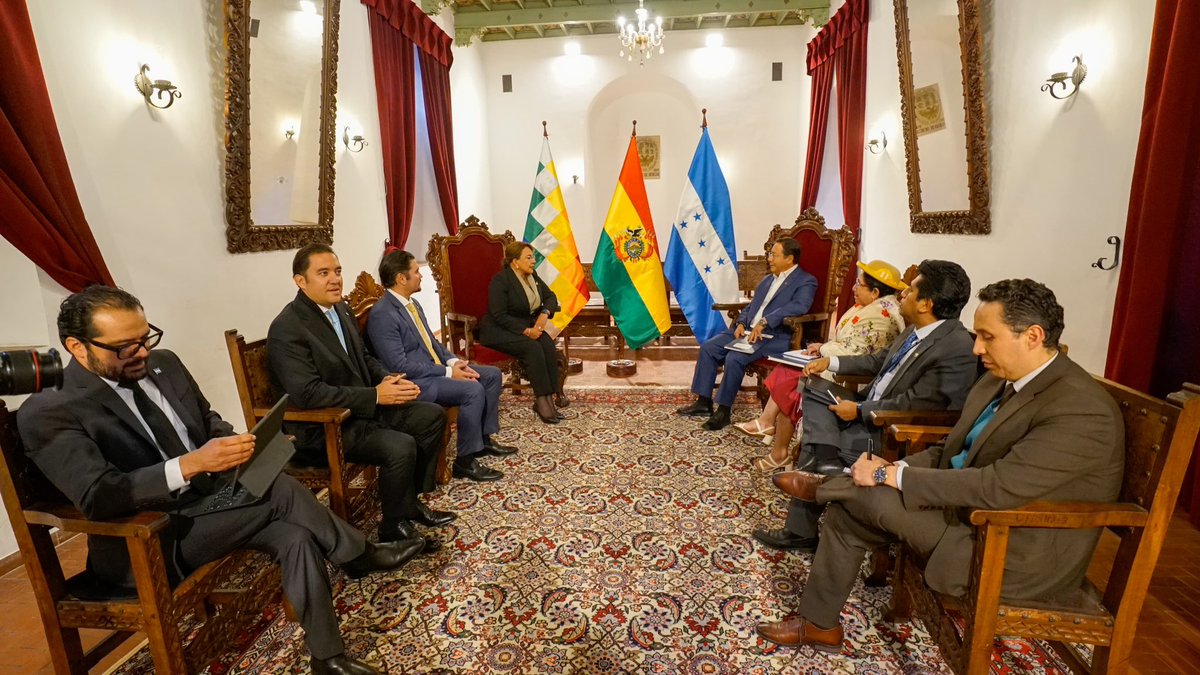 Luis Alberto Arce Catacora (Lucho Arce) (@luchoxbolivia) on Twitter photo Contentos de recibir en la histórica ciudad de Sucre, cuna de nuestra revolución, a nuestra hermana presidenta de Honduras, <a href="/XiomaraCastroZ/">Xiomara Castro de Zelaya</a>, con quien compartimos importantes coincidencias políticas e ideológicas en favor de la inclusión, la democracia y la justicia social para Contentos de recibir en la histórica ciudad de Sucre, cuna de nuestra revolución, a nuestra hermana presidenta de Honduras, <a href="/XiomaraCastroZ/">Xiomara Castro de Zelaya</a>, con quien compartimos importantes coincidencias políticas e ideológicas en favor de la inclusión, la democracia y la justicia social para