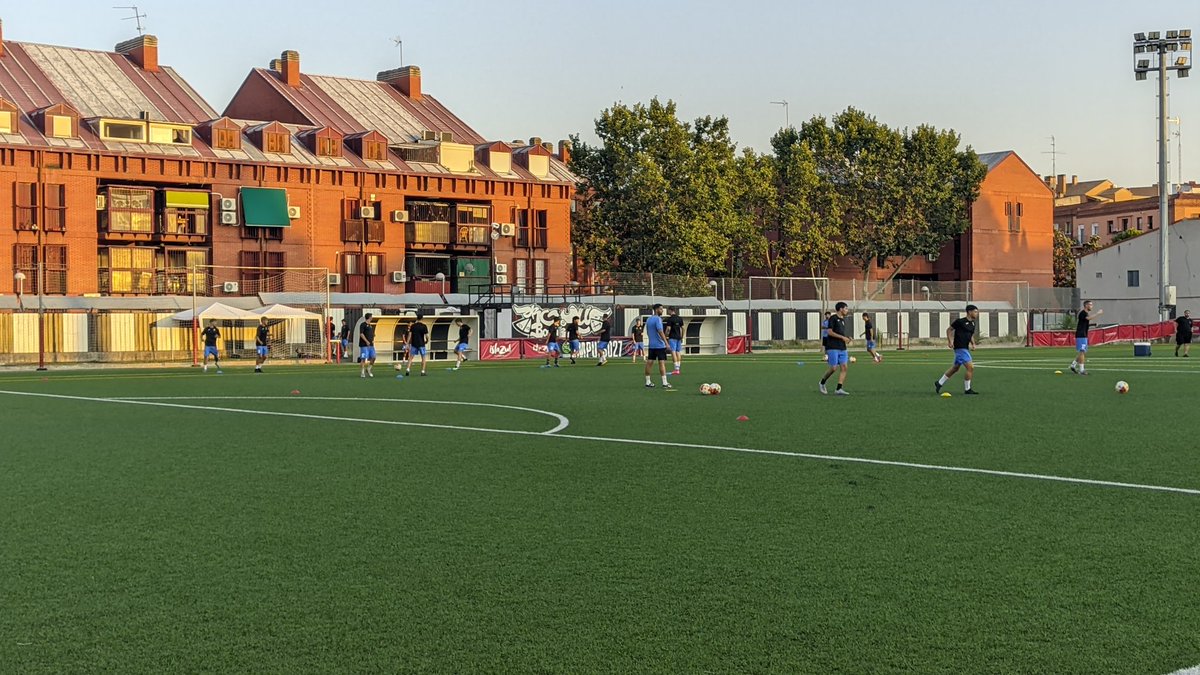 ⚽ 𝗧𝗘𝗠𝗣𝗢𝗥𝗔𝗗𝗔 𝟮𝟱/𝟮𝟲 📅 

Hoy arrancó la pretemporada del equipo. Primer entrenamiento para preparar la temporada 25/26 con las ilusiones y esperanzas de todo un barrio

Con unas palabras del presidente Javier Muñoz, antes del comienzo del entrenamiento, encabezado por