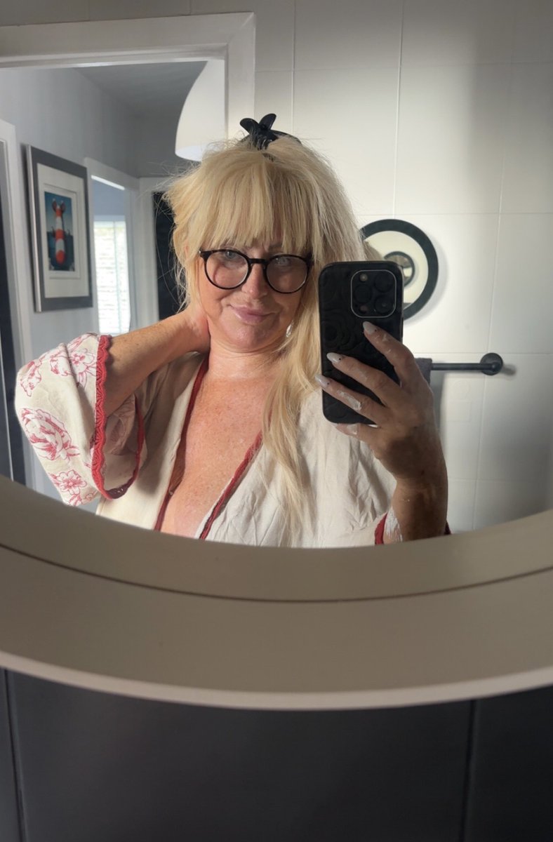 Time for a shower 🚿… morning people have a great Tuesday much love as always 🫶🏻👋🏻😘 no filter🥰