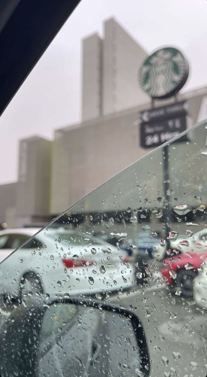 يوم سألتك هو متى وقت اللقى 
كان ردّك لي " يجيب الله مطر " 

و المطر مالي الشّوارع وش بقى 
ما بقى شيّ غير حضنك و العطر