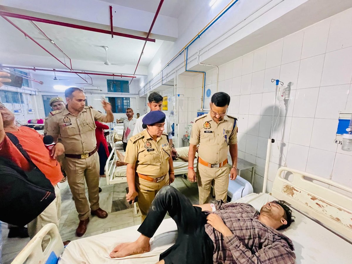 पीछे से सलमा के स्तन दवाने वाला आदिल अहमद को यूपी पुलिस ने रात में लगड़ा बना दिया , 
जब पुलिस ने पूछा कि क्यों दबाये थे तो उसने बताया कि मै इस्लाम को मजबूत कर रहा था