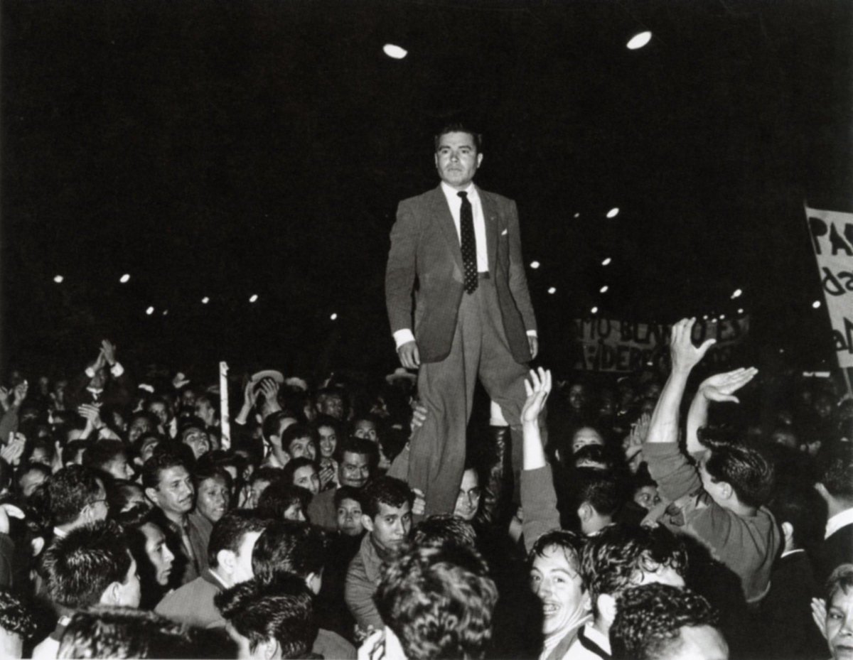 lhan55's tweet photo. La memoria viva del movimiento magisterial de 1956-60 se alimenta de las formidables fotografías que Rodrigo Moya tomó sobre la lucha del MRM y el maestro Othón Salazar. En ellas capturó su esencia insumisa y retrató su digna rabia.

https://t.co/CC7MEVZ5N9

📸Rodrigo Moya https://t.co/6E0oHX6Ov6