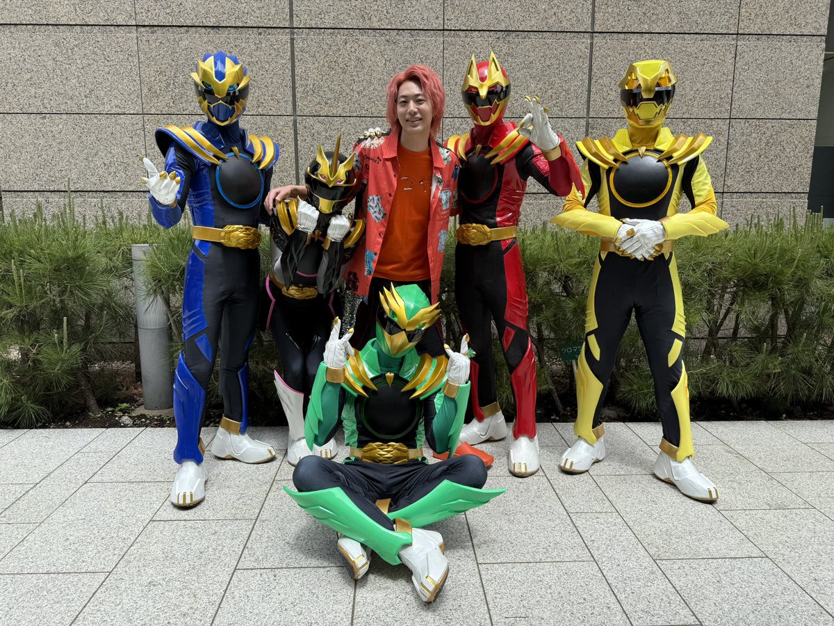 TO_TETSUYA's tweet photo. 現在公開中の映画『ナンバーワン戦隊ゴジュウジャー 復活のテガソード』にてなんと
【デカレッドに変身】しちゃいました！！！

どんな展開で変身するのか、変身後のてつやがどう戦っているのか、ぜひ劇場でご覧ください！！！

↓撮影のメイキングは特撮ファン必見です！
https://t.co/bcocfn9mQh https://t.co/Jnw30TpN0L