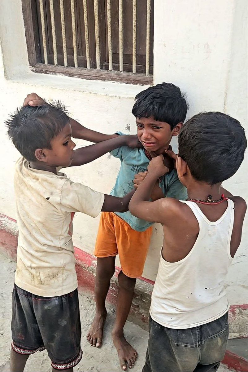 हम और हमारे दोस्त आपस में"झगड़ते भी थे,,

पर शाम तक फिर साथ खेलते थे… यही था हमारा.... 

बचपन।"🥰🥰🥰