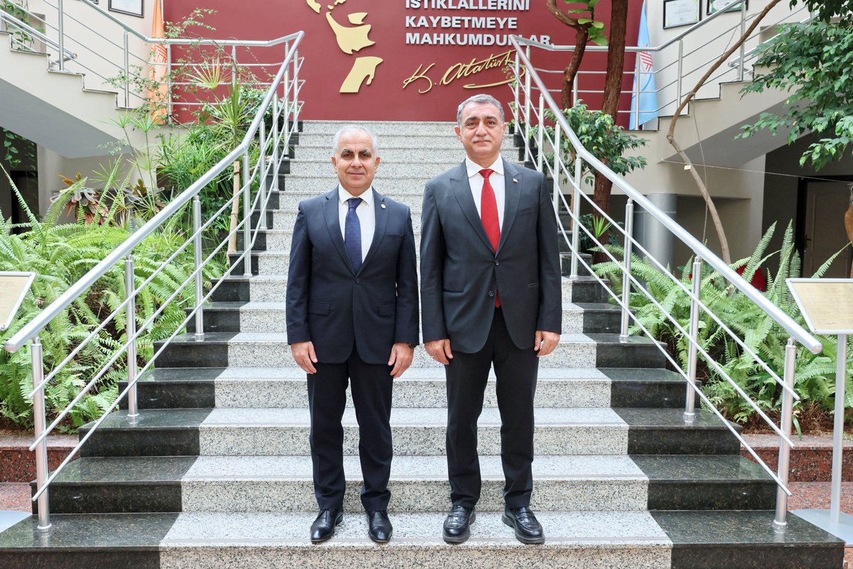 Kırşehir Ahi Evran Üniversitesi Rektörü Prof. Dr. Mustafa Kasım Karahocagil, Üniversitemiz Rektörü Prof. Dr. Sait Mesut Doğan’ı makamında ziyaret etti.

➡️habermerkezi.gaziantep.edu.tr/2025/08/05/kir…

#ParlayanYıldız #GaziantepÜniversitesi