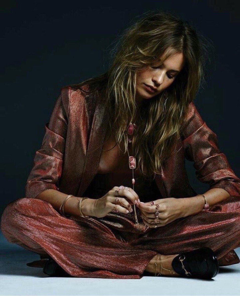 Bu yükü ben seçmedim hafız
Canım dediklerim üzerime devirdiler
Sesizce sırtlandım
Tükendim dedikçe bahaneler ürettiler Taşıdıkça unuttular 
İşin aslı şu ki O yük aslında hiç bana ait değildi 😔