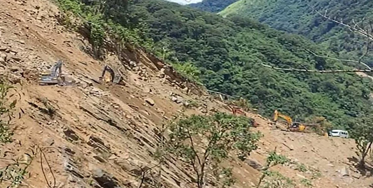 Landslide blocks vital Tato-Menchuka road | BRO restores within 24 hours arunachalobserver.org/2025/08/05/lan…