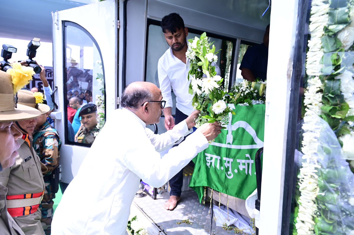 Office of Chief Minister, Jharkhand (@jharkhandcmo) on Twitter photo рджрд┐рд╢реЛрдо рдЧреБрд░реБ рджрд┐рд╡рдВрдЧрдд рд╢рд┐рдмреВ рд╕реЛрд░реЗрди рдЬреА рдХрд╛ рдкрд╛рд░реНрдерд┐рд╡ рд╢рд░реАрд░ рд╡рд┐рдзрд╛рдирд╕рднрд╛ рдкрд░рд┐рд╕рд░ рдореЗрдВ рд░рд╛рдЬрдХреАрдп рд╕рдореНрдорд╛рди рдХреЗ рд╕рд╛рде рдЕрдВрддрд┐рдо рджрд░реНрд╢рдирд╛рд░реНрде рд░рдЦрд╛ рдЧрдпрд╛ред рдпрд╣рд╛рдВ рд░рд╛рдЬреНрдпрдкрд╛рд▓ рд╢реНрд░реА <a href="/santoshgangwar/">Santosh Gangwar</a> рд╡рд┐рдзрд╛рдирд╕рднрд╛ рдЕрдзреНрдпрдХреНрд╖ рд╢реНрд░реА <a href="/Rabindranathji/">Rabindra Nath Mahato</a> рдХреЗрдВрджреНрд░ рд╡ рд░рд╛рдЬреНрдп рд╕рд░рдХрд╛рд░ рдХреЗ рдордВрддреНрд░реАрдЧрдг, рд╡рд┐рдзрд╛рдпрдХ рдЧрдг рдПрд╡рдВ рдЕрдиреНрдп рдиреЗ рдкреБрд╖реНрдк рдЪрдХреНрд░ рдЕрд░реНрдкрд┐рдд рдХрд░ рд╢реНрд░рджреНрдзрд╛рдВрдЬрд▓рд┐ рджреАред рджрд┐рд╢реЛрдо рдЧреБрд░реБ рджрд┐рд╡рдВрдЧрдд рд╢рд┐рдмреВ рд╕реЛрд░реЗрди рдЬреА рдХрд╛ рдкрд╛рд░реНрдерд┐рд╡ рд╢рд░реАрд░ рд╡рд┐рдзрд╛рдирд╕рднрд╛ рдкрд░рд┐рд╕рд░ рдореЗрдВ рд░рд╛рдЬрдХреАрдп рд╕рдореНрдорд╛рди рдХреЗ рд╕рд╛рде рдЕрдВрддрд┐рдо рджрд░реНрд╢рдирд╛рд░реНрде рд░рдЦрд╛ рдЧрдпрд╛ред рдпрд╣рд╛рдВ рд░рд╛рдЬреНрдпрдкрд╛рд▓ рд╢реНрд░реА <a href="/santoshgangwar/">Santosh Gangwar</a> рд╡рд┐рдзрд╛рдирд╕рднрд╛ рдЕрдзреНрдпрдХреНрд╖ рд╢реНрд░реА <a href="/Rabindranathji/">Rabindra Nath Mahato</a> рдХреЗрдВрджреНрд░ рд╡ рд░рд╛рдЬреНрдп рд╕рд░рдХрд╛рд░ рдХреЗ рдордВрддреНрд░реАрдЧрдг, рд╡рд┐рдзрд╛рдпрдХ рдЧрдг рдПрд╡рдВ рдЕрдиреНрдп рдиреЗ рдкреБрд╖реНрдк рдЪрдХреНрд░ рдЕрд░реНрдкрд┐рдд рдХрд░ рд╢реНрд░рджреНрдзрд╛рдВрдЬрд▓рд┐ рджреАред