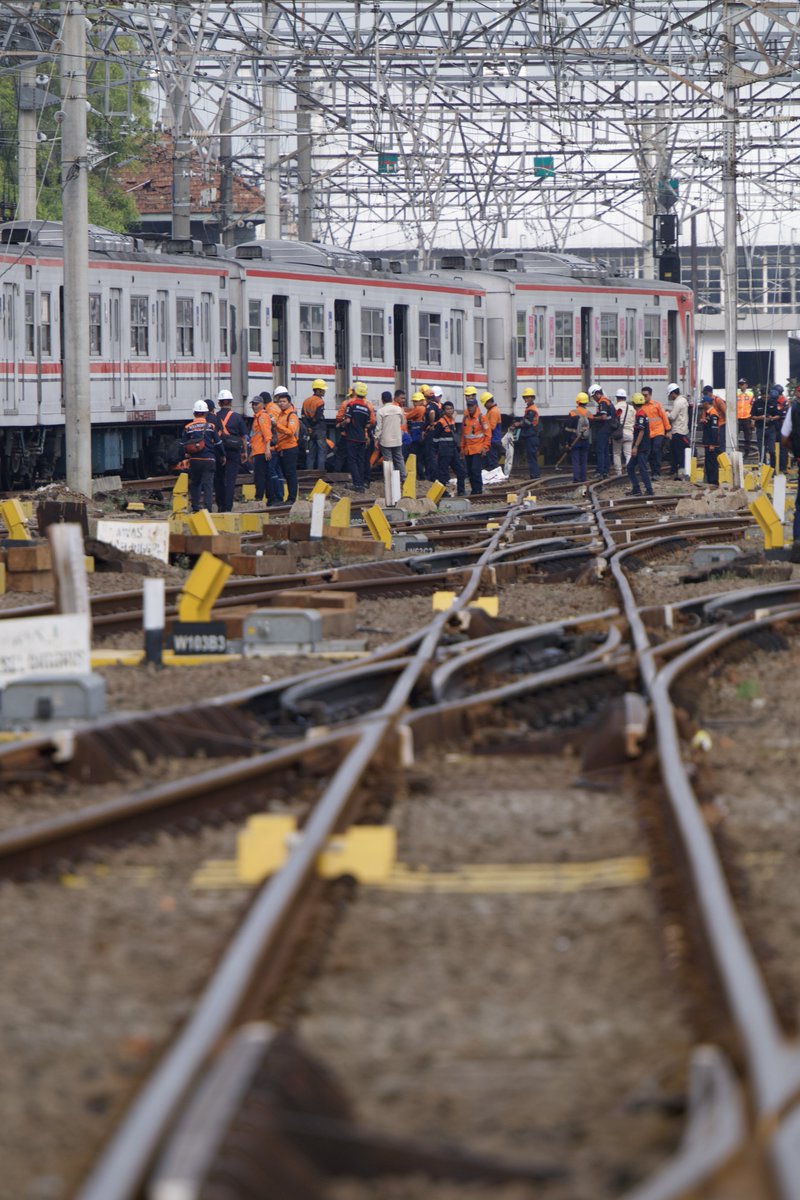 今朝、ジャカルタコタ駅手前で脱線した203系は8両と2両に分けて回送されました。
ボゴール方8両は自走にて、脱線当該車両であるコタ方2両はレスキュー車の救援にて回送されました。
203系が無事に復活してくれることを切に願います....