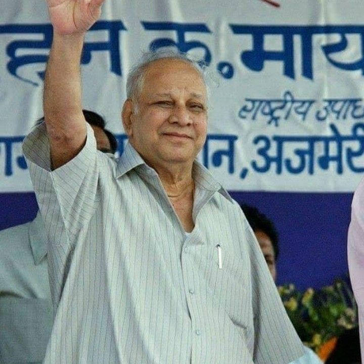कोई उस ऐतिहासिक क्षण का वीडियो ला सकता है —
जब बहुजन राजनीति के शिल्पकार, मान्यवर श्री कांशीराम साहब ने एक जातिवादी पत्रकार को सरेआम तमाचा जड़ा था?

वो तमाचा सिर्फ एक पत्रकार पर नहीं था —
वो पूरी जातिवादी मीडिया व्यवस्था के मुंह पर करारा जवाब था।

कांशीराम साहब जानते थे —
“लातों