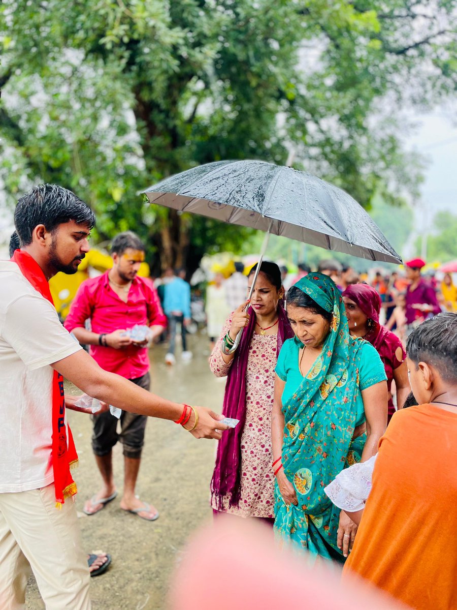 students4seva's tweet image. सेवार्थ विद्यार्थी ब्रज प्रांत की शाहजहांपुर समिति द्वारा श्रावण मास में कावड़ ले जाने वाले श्रद्धालुओं को राहत सामग्री वितरण की।

#StudentsForSeva