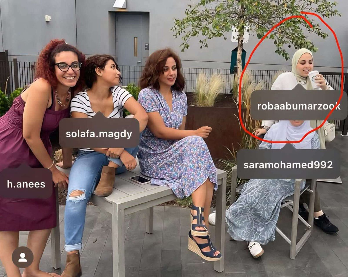 يتداول ناشطون صورة لربى ابنة موسى أبو مرزوق القيادي الحمساوي وهي في ستاربكس مع صديقاتها.
مثل ربى ابن خالد مشعل المالك ل5 شركات، ومثلهم كثير من أبناء قادة الحركة.

كلهم لصوص خونة باعوا شعبهم بأرخص الأثمان.