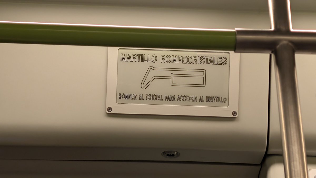 si el martillo rompe cristales como voy a romper el cristal para acceder al martillo?